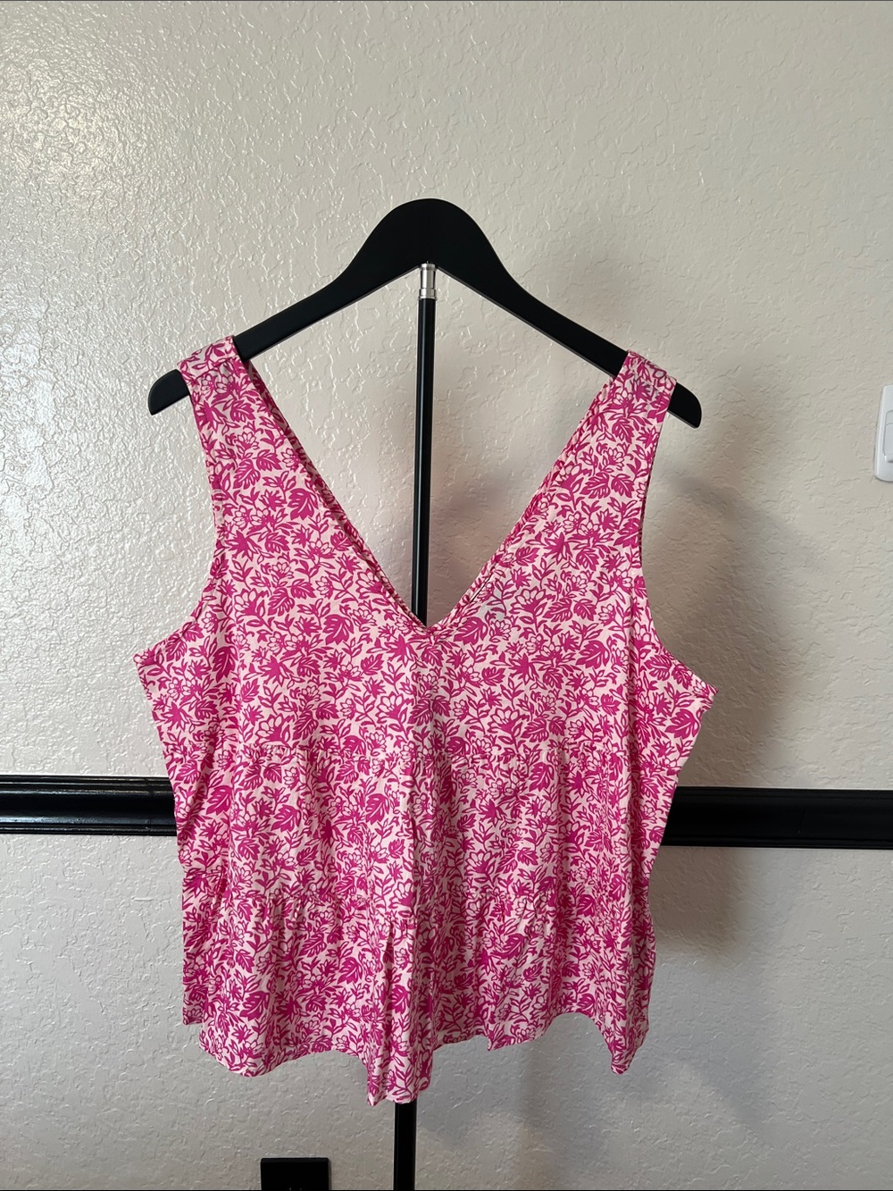 GAP Sleeveless Pink Floral V-Neck Tank Top - Size M - NWT